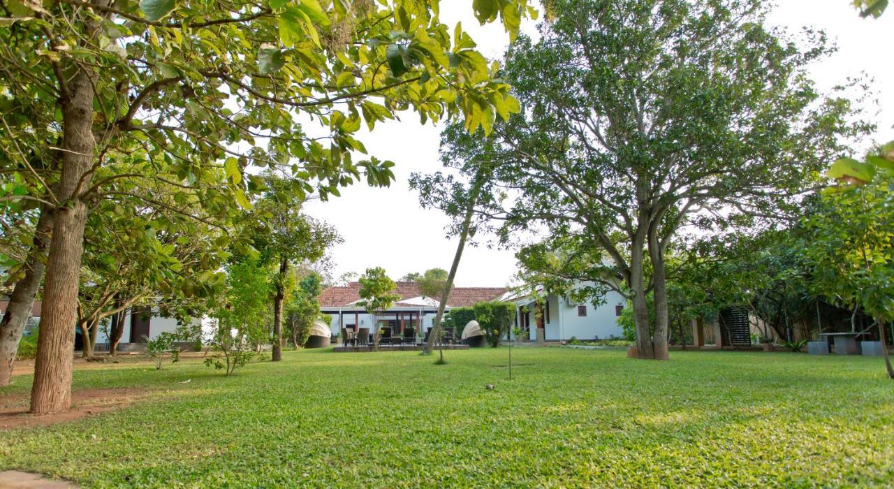 Swanee Grand Hotel Negombo Exterior photo