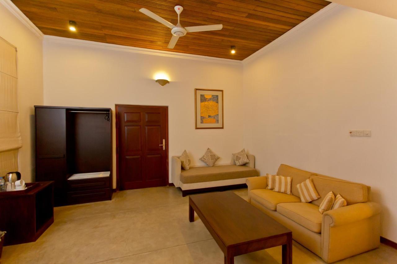 Swanee Grand Hotel Negombo Exterior photo