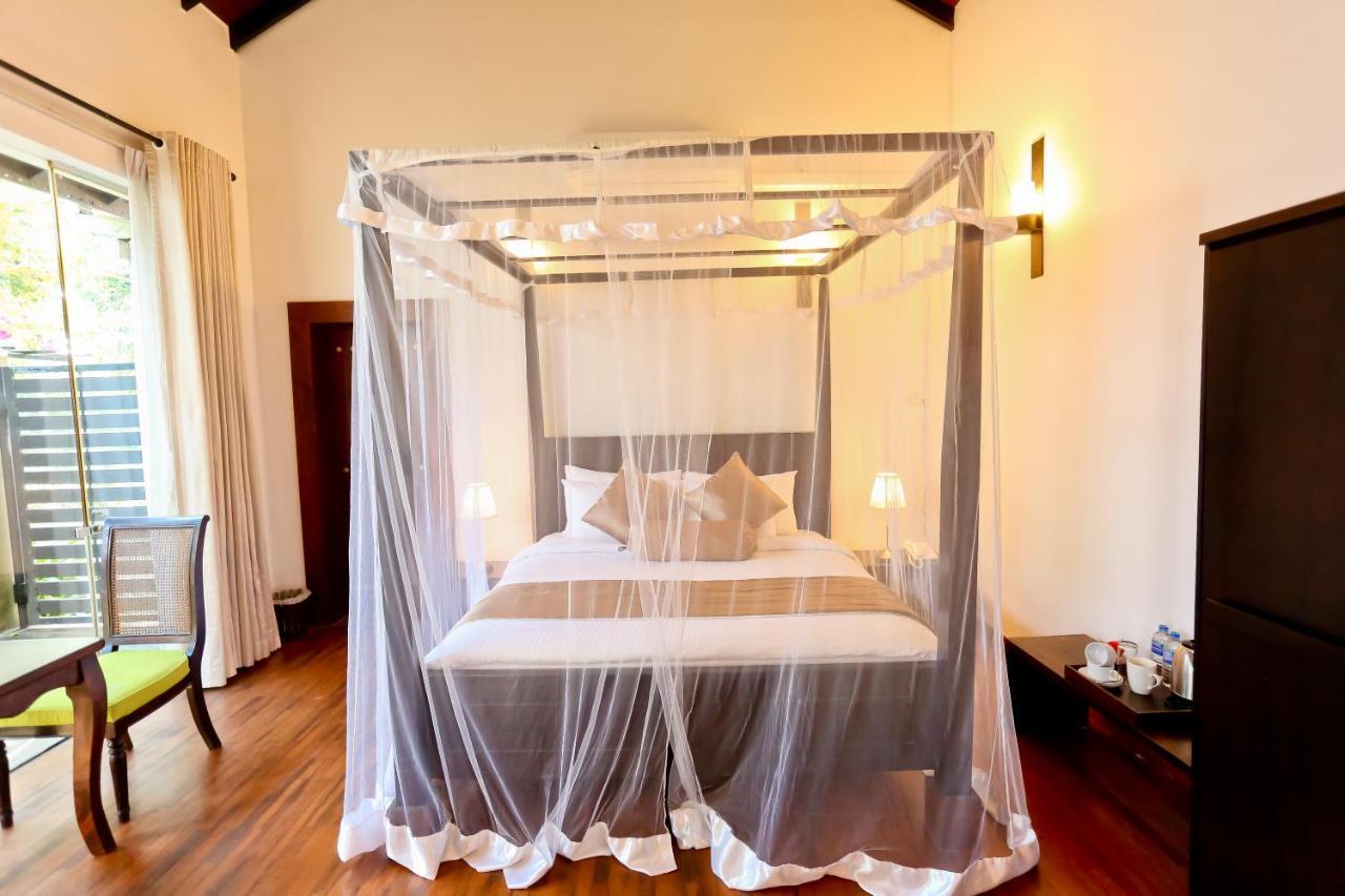 Swanee Grand Hotel Negombo Exterior photo