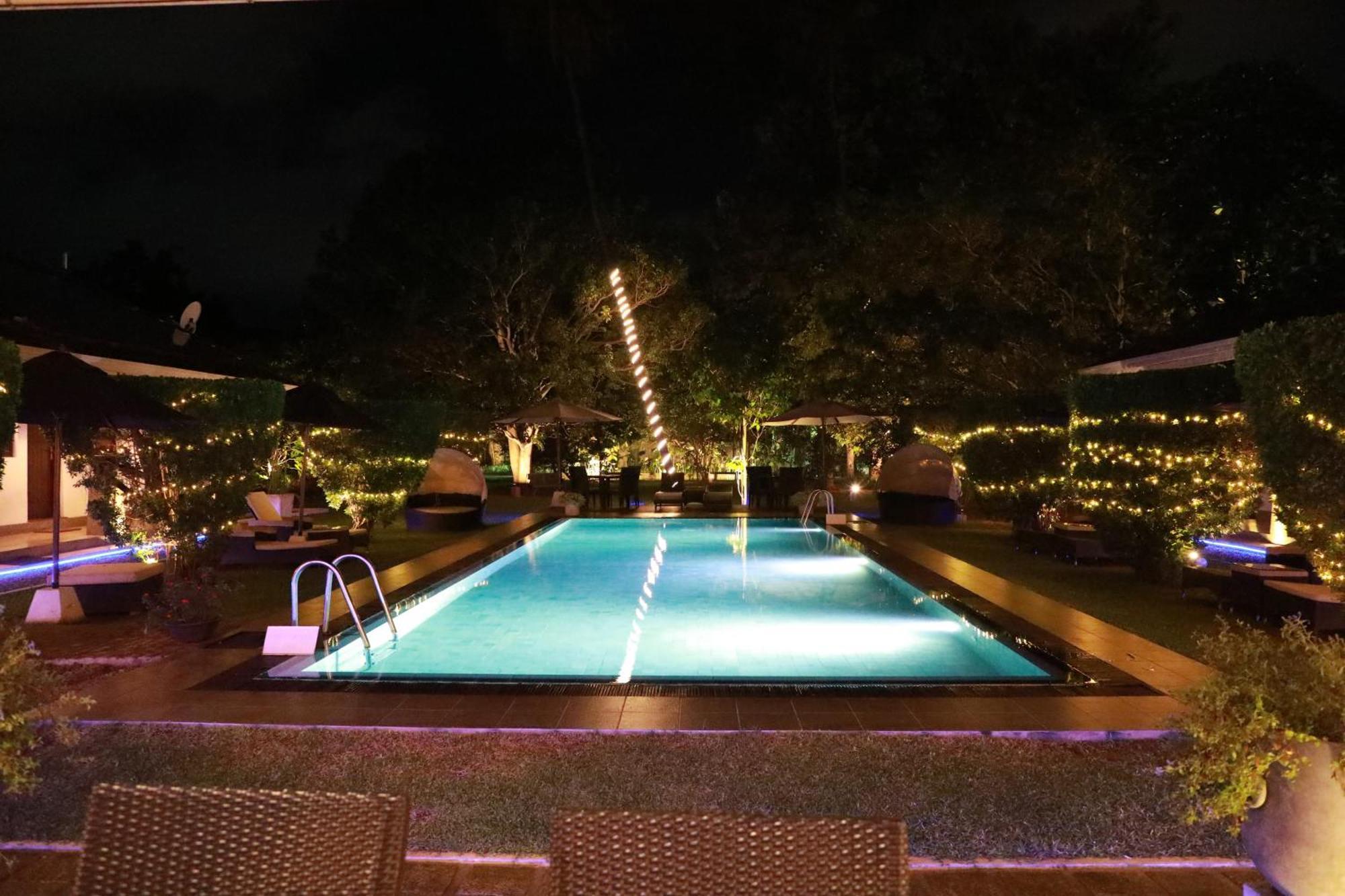 Swanee Grand Hotel Negombo Exterior photo