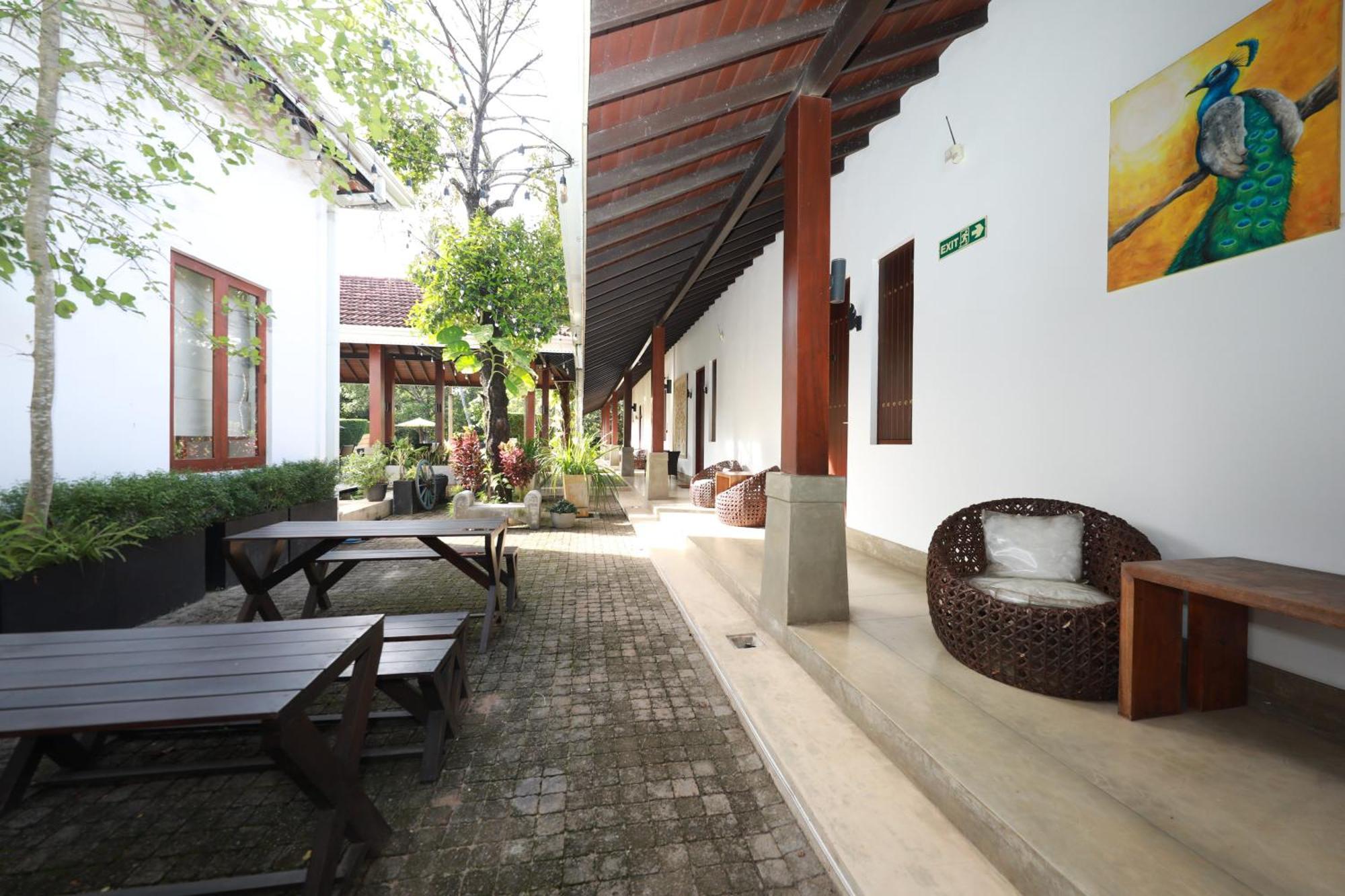 Swanee Grand Hotel Negombo Exterior photo
